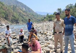 Himachal Latest News: दोस्त को बचाने के चक्कर में युवक ने नदी में लगाई छलांग! एक लापता