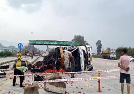 Accident In Himachal: टोल बूथ से टकराने के बाद तेज रफ्तार कैंटर ने पिकअप को मारी टक्कर! चालकों सहित कर्मी घायल