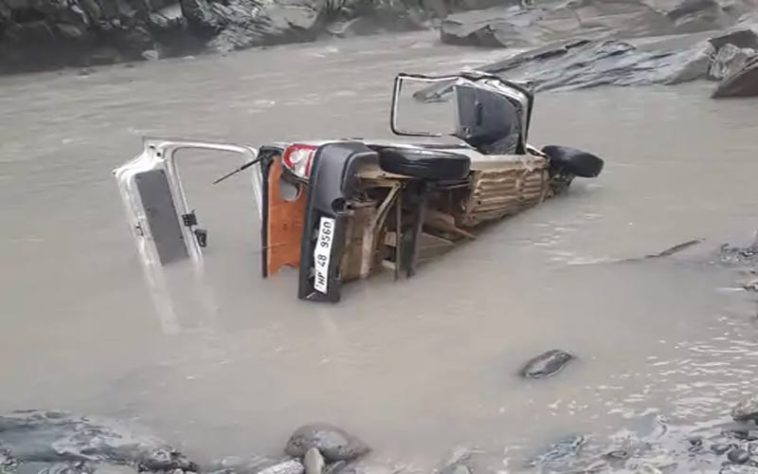 Accident In Himachal: सड़क से लुढ़क कर रावी नदी में गिरी ऑल्टो कार! युवक की मौत