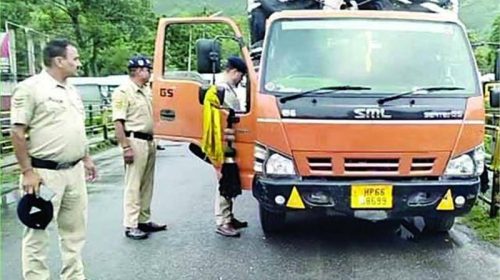 Himachal Crime News: वन विभाग सहित पुलिस टीम पर ट्रक चढ़ाने की कोशिश! ऐसे काबू किया चालक