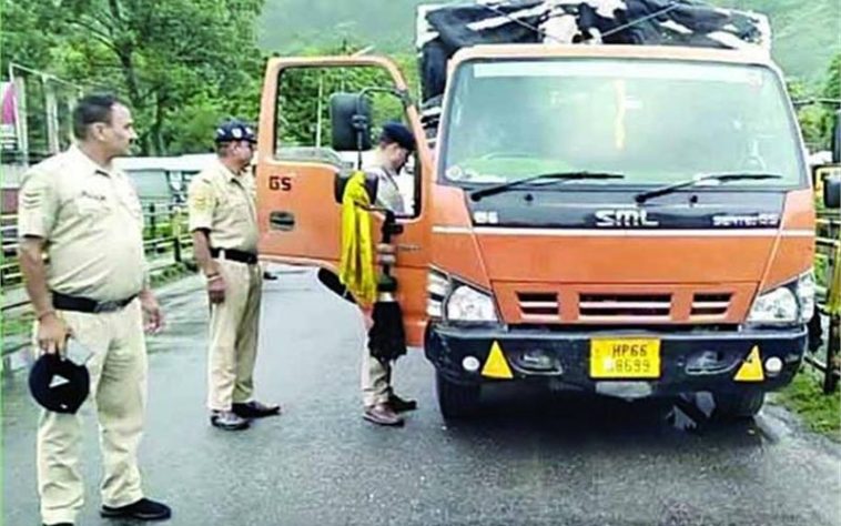 Himachal Crime News: वन विभाग सहित पुलिस टीम पर ट्रक चढ़ाने की कोशिश! ऐसे काबू किया चालक