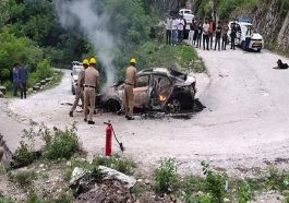 Himachal Crime News: हरियाणा से हिमाचल घूमने आए पर्यटकों की गाड़ी में लगी आग! पति-पत्नी ने ऐसे बचाई जान