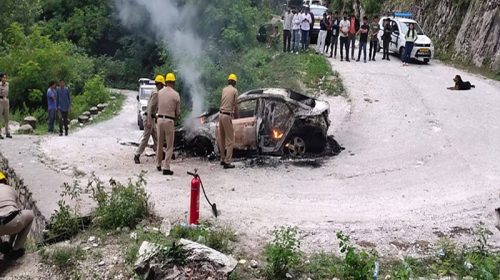 Himachal Crime News: हरियाणा से हिमाचल घूमने आए पर्यटकों की गाड़ी में लगी आग! पति-पत्नी ने ऐसे बचाई जान