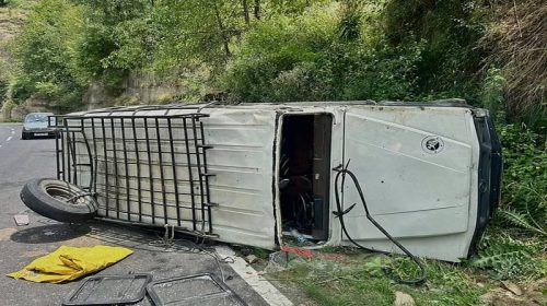 Accident In Himachal: तेज रफ्तारी में ओवरटेक करते सड़क पर पलटी जीप! हादसे में 16 लोग……