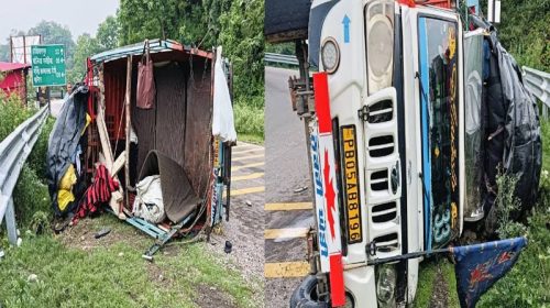 Accident In Himachal: नैना देवी मंदिर में माथा टेकने जा रहे श्रद्धालुओं का पिकअप ट्राला सड़क पर पलटा! 38 घायल