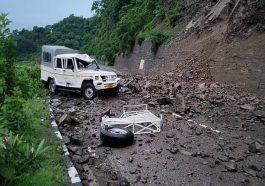 Himachal Landslide: हिमाचल में चलती गाड़ी पर गिरे पत्थर! एक की मौत तो तीन गंभीर घायल