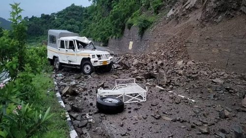 Himachal Landslide: हिमाचल में चलती गाड़ी पर गिरे पत्थर! एक की मौत तो तीन गंभीर घायल