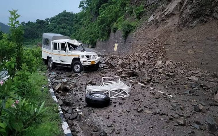 Himachal Landslide: हिमाचल में चलती गाड़ी पर गिरे पत्थर! एक की मौत तो तीन गंभीर घायल