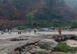 Himachal Latest News: नहाने के लिए खड्ड में उतरे पर्यटक जलस्तर बढ़ने से फंसे! पुलिस ने सुरक्षित रेस्क्यू किए