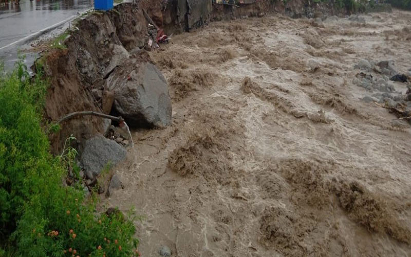 Himachal News Alert: नाले को पार करते बहा व्यक्ति! अभी तक नहीं लगा सुराग, सर्च अभियान जारी