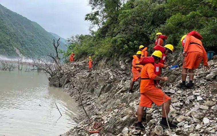 Himachal Cloudburst: बादल फटने के बाद से अभी भी 43 लोग लापता! मां-बेटी सहित 10 के शव बरामद