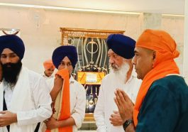 Paonta Sahib: गुरुद्वारा पांवटा साहिब पहुंचे आर्मी के मेजर जनरल भरत मेठानी! परिवार सहित नवाया शीश..