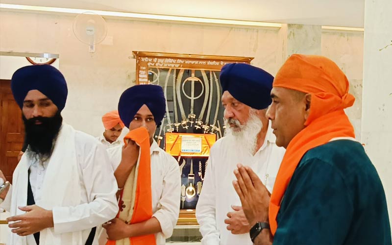 Paonta Sahib: गुरुद्वारा पांवटा साहिब पहुंचे आर्मी के मेजर जनरल भरत मेठानी! परिवार सहित नवाया शीश..