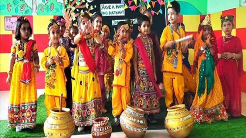 Paonta Sahib: द स्कॉलर्स होम स्कूल में जन्माष्टमी की धूम! नन्हे-मुन्ने बच्चों ने धरा राधा-कष्‍ण का रुप