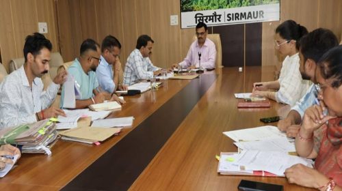 Sirmour News: राष्ट्रीय खाद्य सुरक्षा अधिनियम के तहत निर्धारित लक्ष्य शीघ्र पूर्ण करें विभाग- एल.आर.वर्मा