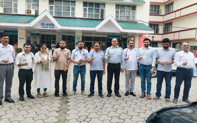 Paonta Sahib: कोलकाता रेप-मर्डर केस को लेकर पांवटा में डॉक्टरों का फूटा गुस्सा! विरोध प्रदर्शन कर न्याय की गुहार