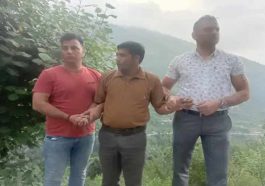 Himachal Latest News: हिमाचल में रिश्वत लेते पकड़ा वन विभाग का चौकीदार! विजिलेंस ने जाल बिछा ऐसे किया काबू