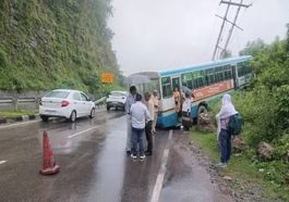 Accident In Himachal: सड़क से बाहर निकली हरियाणा रोडवेज की बस! बाल-बाल बचे यात्री
