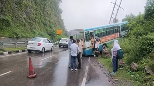 Accident In Himachal: सड़क से बाहर निकली हरियाणा रोडवेज की बस! बाल-बाल बचे यात्री