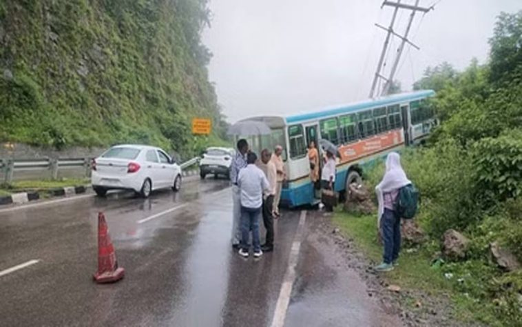 Accident In Himachal: सड़क से बाहर निकली हरियाणा रोडवेज की बस! बाल-बाल बचे यात्री