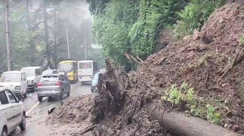 Himachal Weather: हिमाचल में भारी बारिश से जगह-जगह लैंडस्लाइड! 100 से ज़्यादा सड़कें बंद