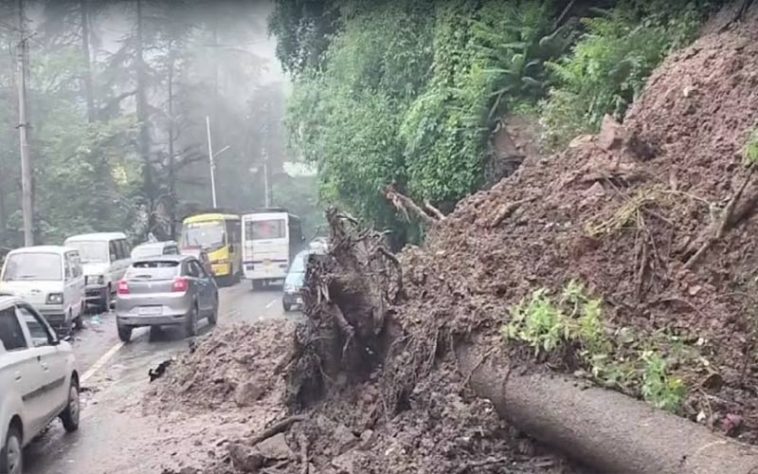 Himachal Weather: हिमाचल में भारी बारिश से जगह-जगह लैंडस्लाइड! 100 से ज़्यादा सड़कें बंद