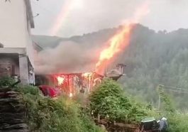 Himachal News Update: सिलेंडर फटने से घर में लगी आग! तन पर पहने कपड़ों के अलावा कुछ भी न बचा