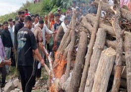 Sirmour News: पंचतत्व में विलीन हुआ सिरमौर का लाल! बूढी माँ सहित तीन बहन-भाई फूट-फूट कर रोए