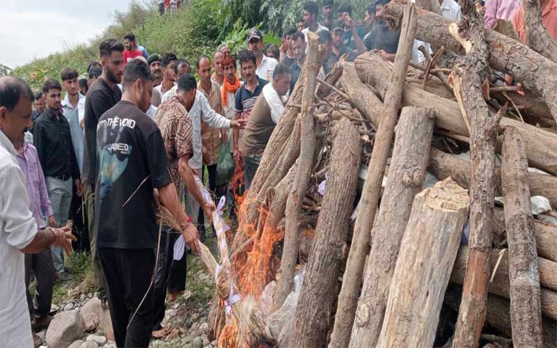 Sirmour News: पंचतत्व में विलीन हुआ सिरमौर का लाल! बूढी माँ सहित तीन बहन-भाई फूट-फूट कर रोए