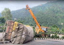 Accident In Himachal: सड़क पर पलटा सेब से लदा ट्राला! ढाई घंटे बाद निकाले अंदर फंसे चालक और क्लीनर