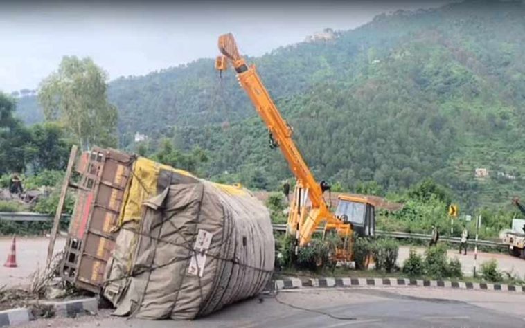 Accident In Himachal: सड़क पर पलटा सेब से लदा ट्राला! ढाई घंटे बाद निकाले अंदर फंसे चालक और क्लीनर