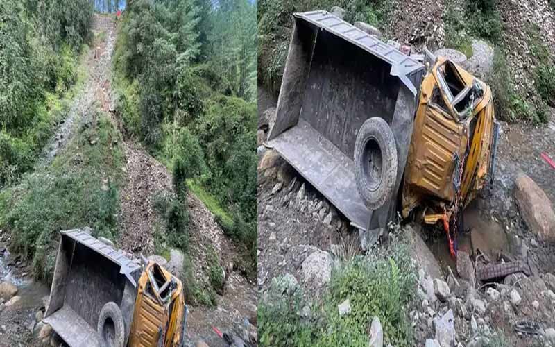 Accident In Himachal: गहरी खाई में लुढ़का ट्रक! चालक की दर्दनाक मौत