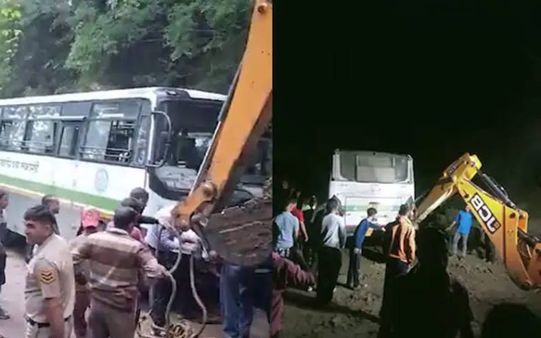 Accident In Himachal: हिमाचल में HRTC की दो बसें हादसे का शिकार! एक मलबे में धंसी तो दूसरी पहाड़ी से टकराई