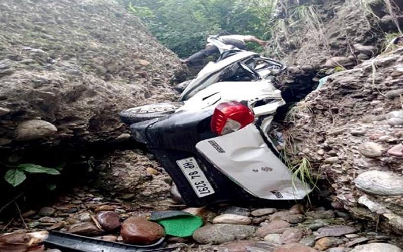 Accident In Himachal: गाड़ी के खाई में गिरने से दो युवकों की मौत! एक की दो हफ्ते पहले ही हुई थी शादी