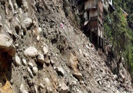 Himachal News Alert: मलबे में दबे डंगे के निर्माण कार्य में जुटे मजदूर! डेढ़ घंटे बाद किए रेस्क्यू