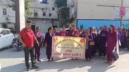 Paonta Sahib: मांगों को लेकर गरजी आंगनवाड़ी वर्कर्स! प्रधानमंत्री एवं मुख्यमंत्री को भेजा ज्ञापन