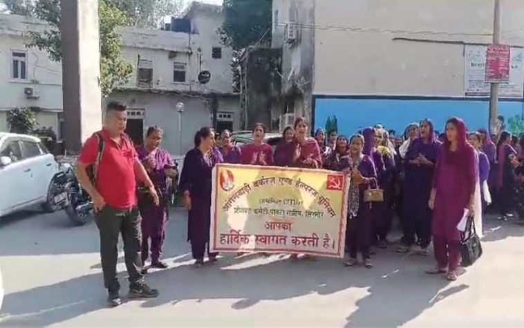 Paonta Sahib: मांगों को लेकर गरजी आंगनवाड़ी वर्कर्स! प्रधानमंत्री एवं मुख्यमंत्री को भेजा ज्ञापन