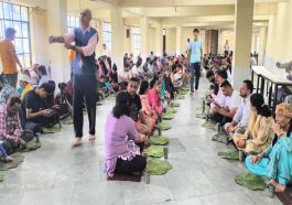 HP News: संकट मोचन मंदिर में श्रद्धालुओं को टोर की हरी पत्तल पर मिल रहा भंडारा