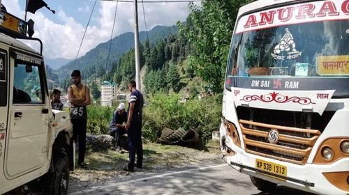 Accident In Himachal: निजी बस और जीप के बीच जोरदार भिड़ंत! चार यात्री जख्मी