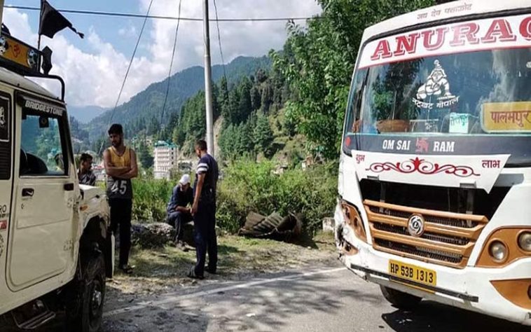 Accident In Himachal: निजी बस और जीप के बीच जोरदार भिड़ंत! चार यात्री जख्मी