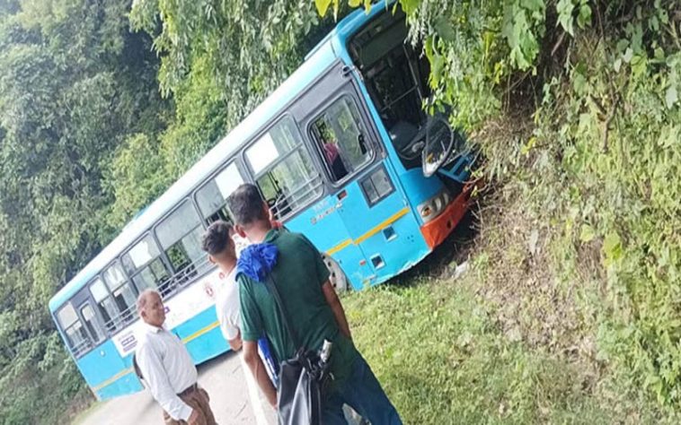 HRTC Bus Accident: पेड़ से टकराई एचआरटीसी बस! 15 के करीब यात्री थे सवार