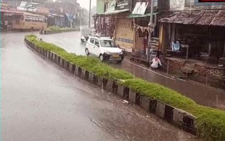 Himachal Weather: हिमाचल में भारी बारिश से लबालब हुईं सड़कें! चोटियों पर गिरे बर्फ के फाहे