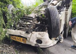 Accident In Himachal: अनियंत्रित होकर सड़क के बीचो-बीच पलटी जीप! हादसे में चालक घायल