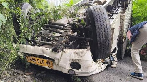 Accident In Himachal: अनियंत्रित होकर सड़क के बीचो-बीच पलटी जीप! हादसे में चालक घायल