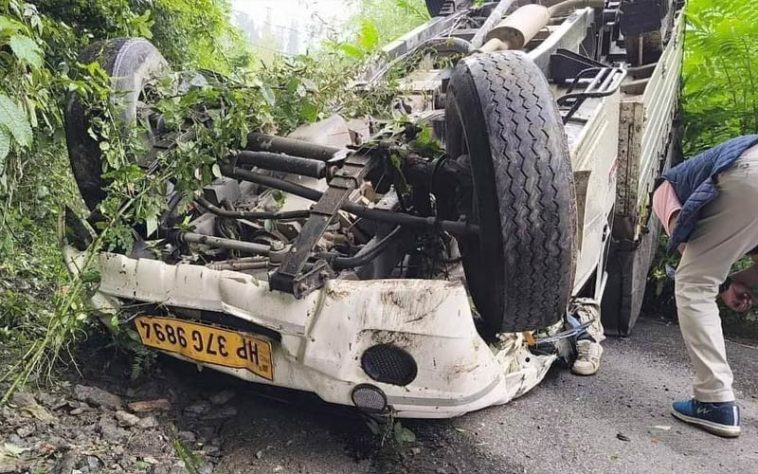 Accident In Himachal: अनियंत्रित होकर सड़क के बीचो-बीच पलटी जीप! हादसे में चालक घायल