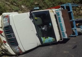 Accident In Himachal: टायर फटने से सड़क पर पलटी पिकअप! हादसे में चालक सहित..