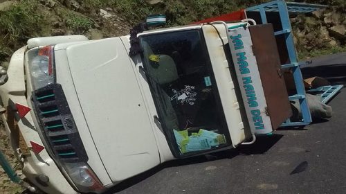 Accident In Himachal: टायर फटने से सड़क पर पलटी पिकअप! हादसे में चालक सहित..