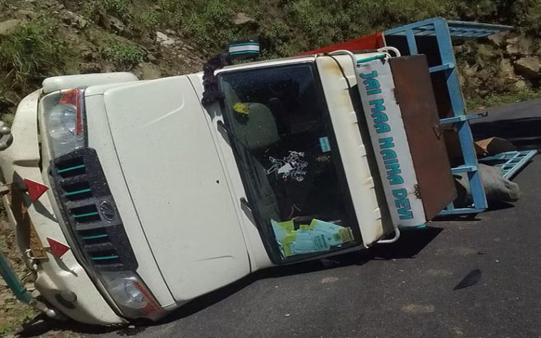 Accident In Himachal: टायर फटने से सड़क पर पलटी पिकअप! हादसे में चालक सहित..