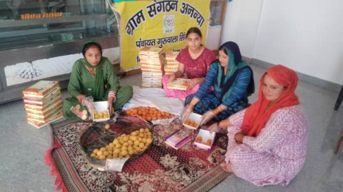 Paonta Sahib: महिलाओं ने चुनी आत्मनिर्भर बनने की नई राह! मिठाई बेचकर हो रही गाढ़ी कमाई, स्वाद का हर कोई दीवाना