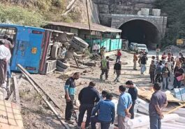 Accident In Himachal: हिमाचल में उत्तराखंड रोडवेज की बस का ब्रेक फेल! सड़क पर पलटी, कई घायल